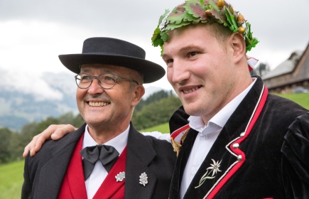 Rot. Thomas Weber, le président du comité d'organisation de l'ESAF 2022 à Pratteln, avec le roi de la lutte Joel Wicki
